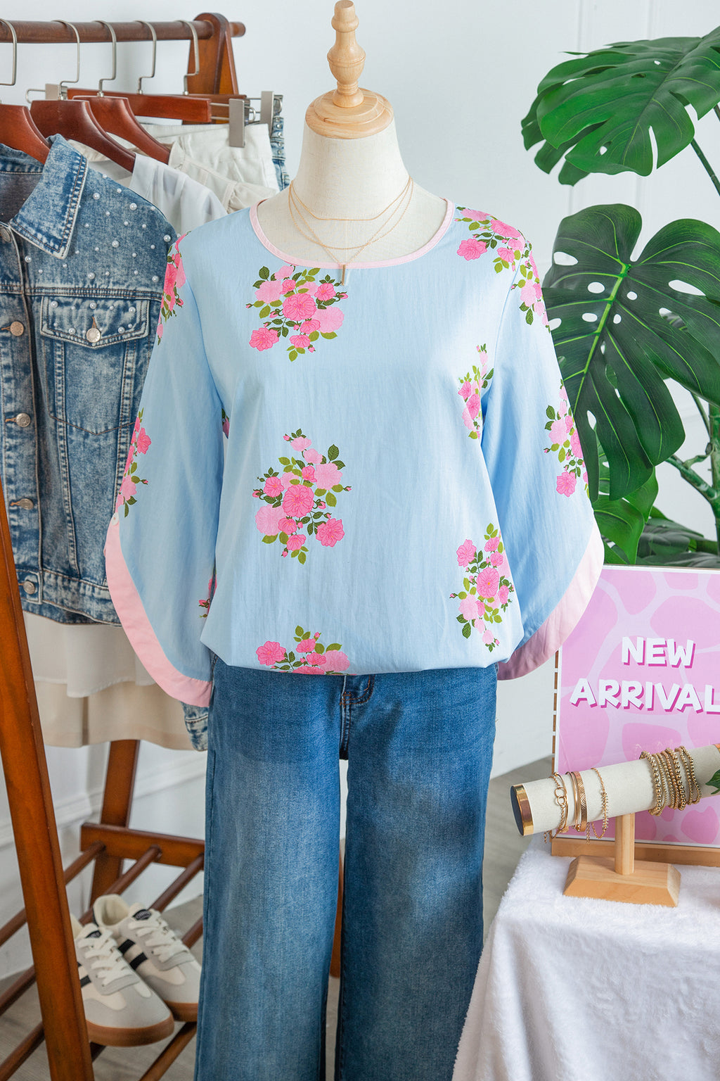 Sky Blue Floral Print Button Cuff 3/4 Sleeve Round Neck Blouse