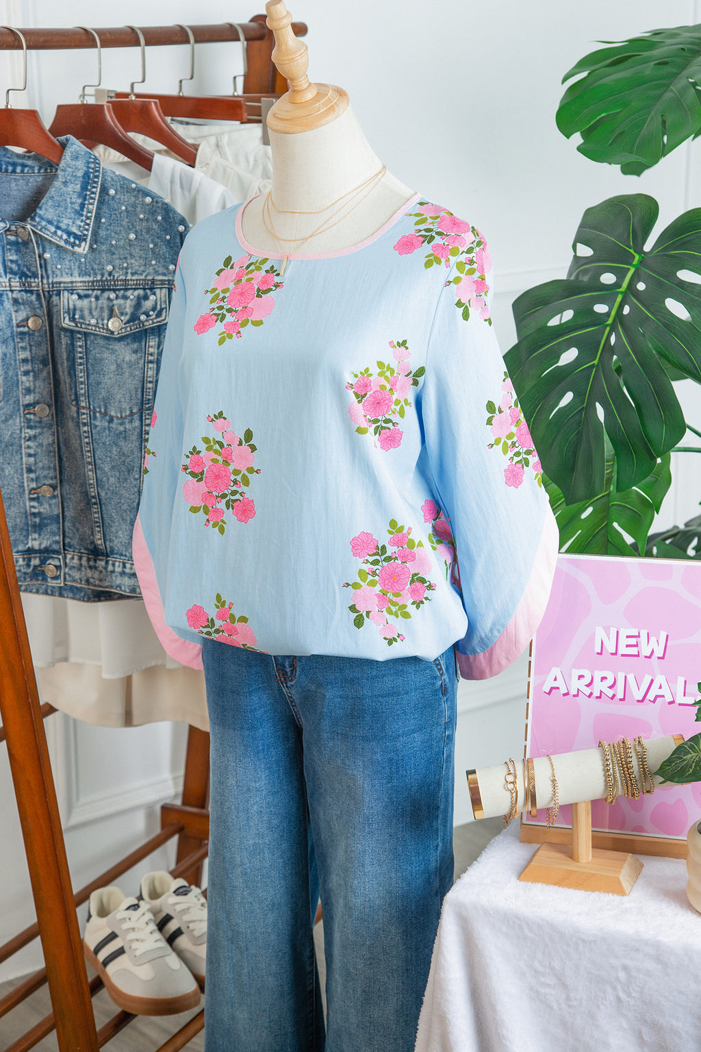 Sky Blue Floral Print Button Cuff 3/4 Sleeve Round Neck Blouse