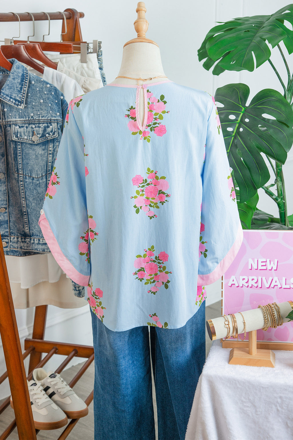 Sky Blue Floral Print Button Cuff 3/4 Sleeve Round Neck Blouse