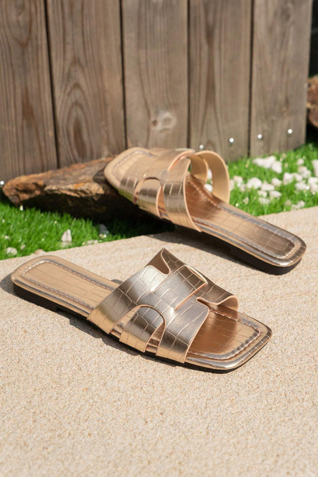 Women's Women's Gold Crocodile Pattern Roman Style Flat Sandals EU 37-42 at LivelyLooks