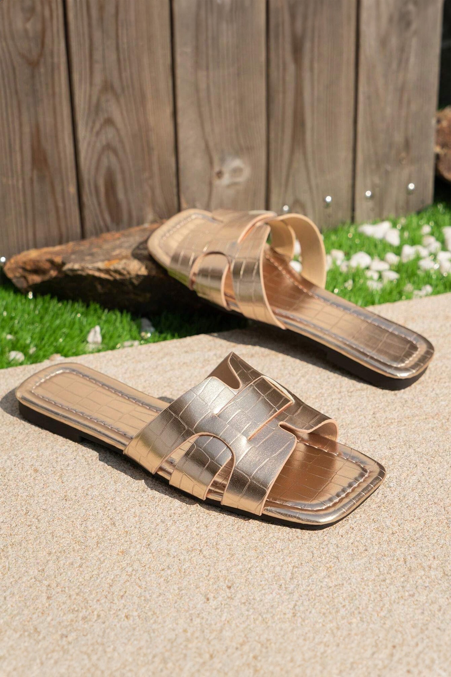 Women's Women's Gold Crocodile Pattern Roman Style Flat Sandals EU 37-42 at LivelyLooks