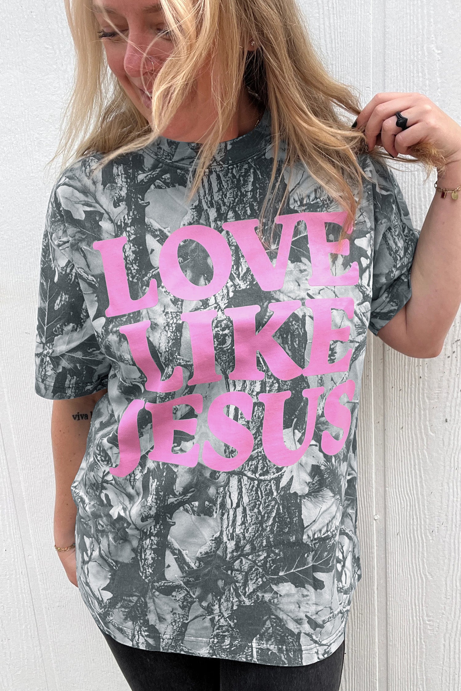 Beige & Pink Camo Love Like Jesus Graphic Casual Tee