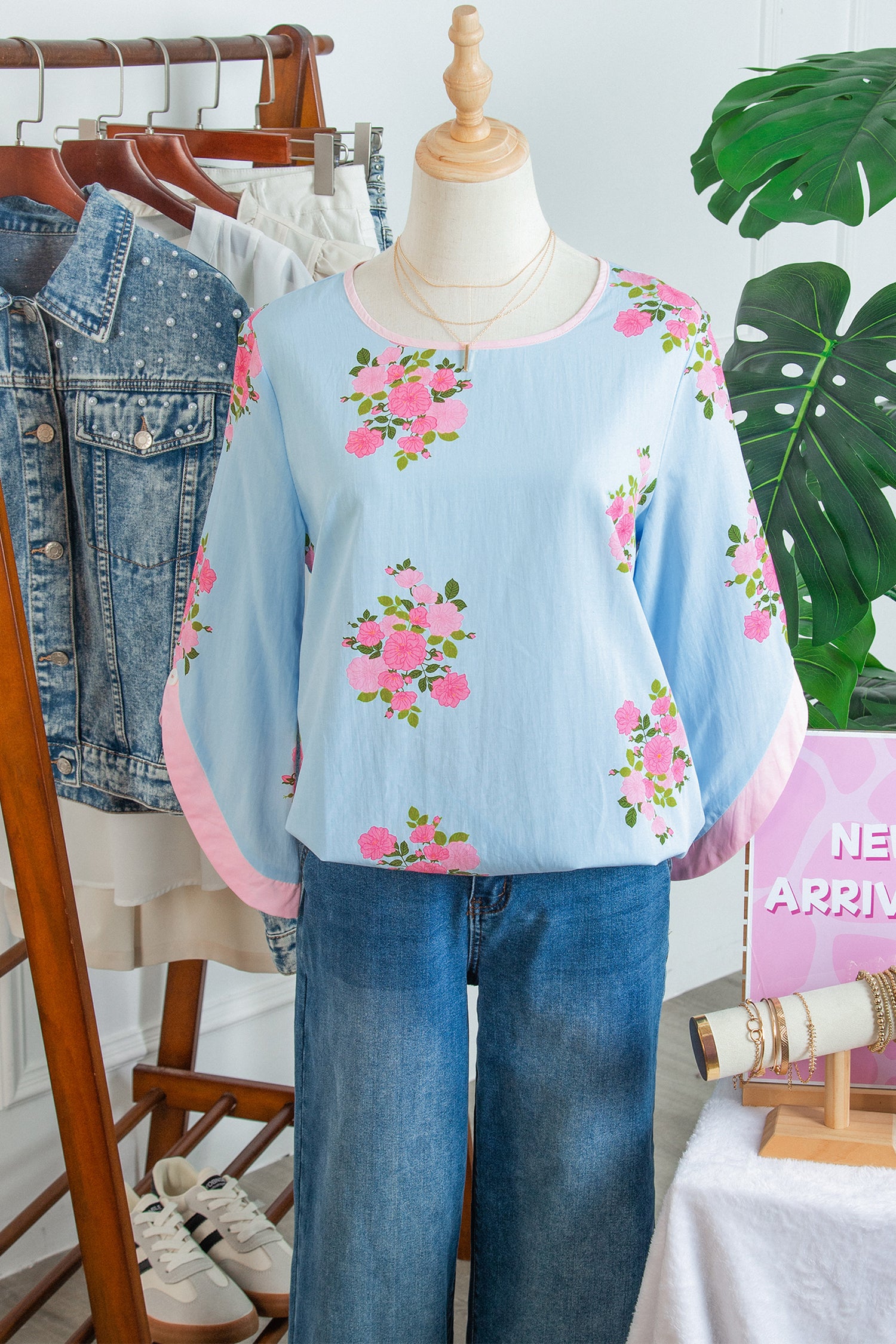 Sky Blue Floral Print Button Cuff 3/4 Sleeve Round Neck Blouse