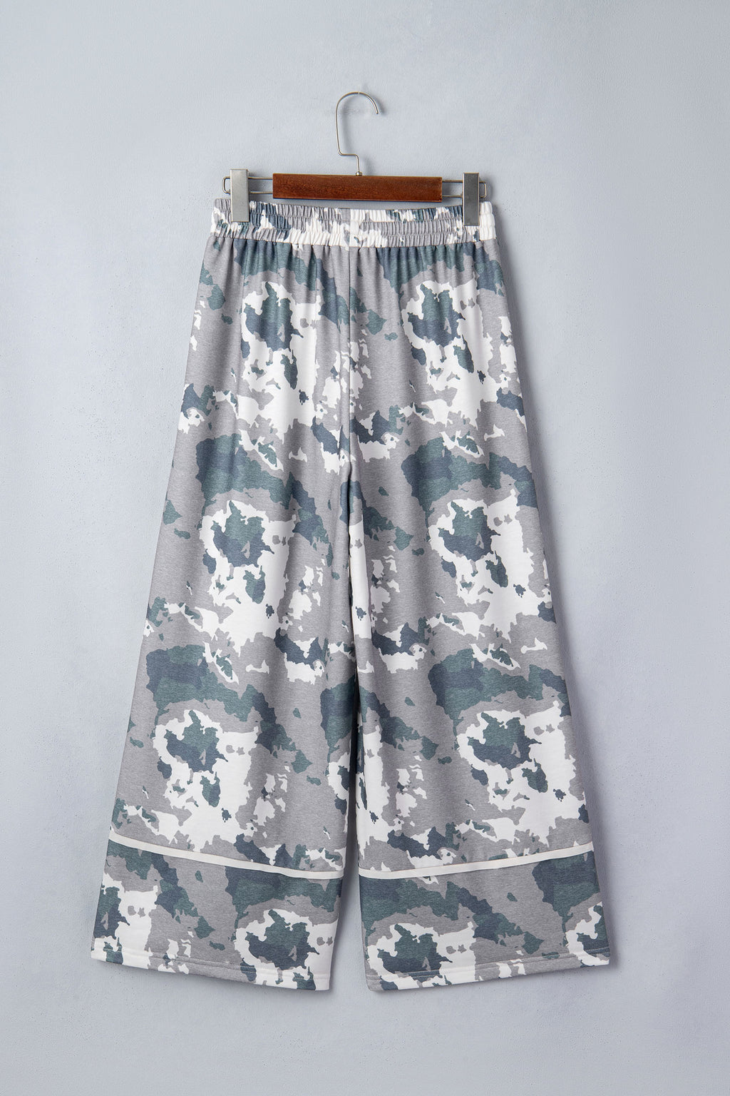 Women's Brown Camouflage Print Contrast Lace-up Raw Edge Pocketed Loose Trousers Cargo Pants at LivelyLooks