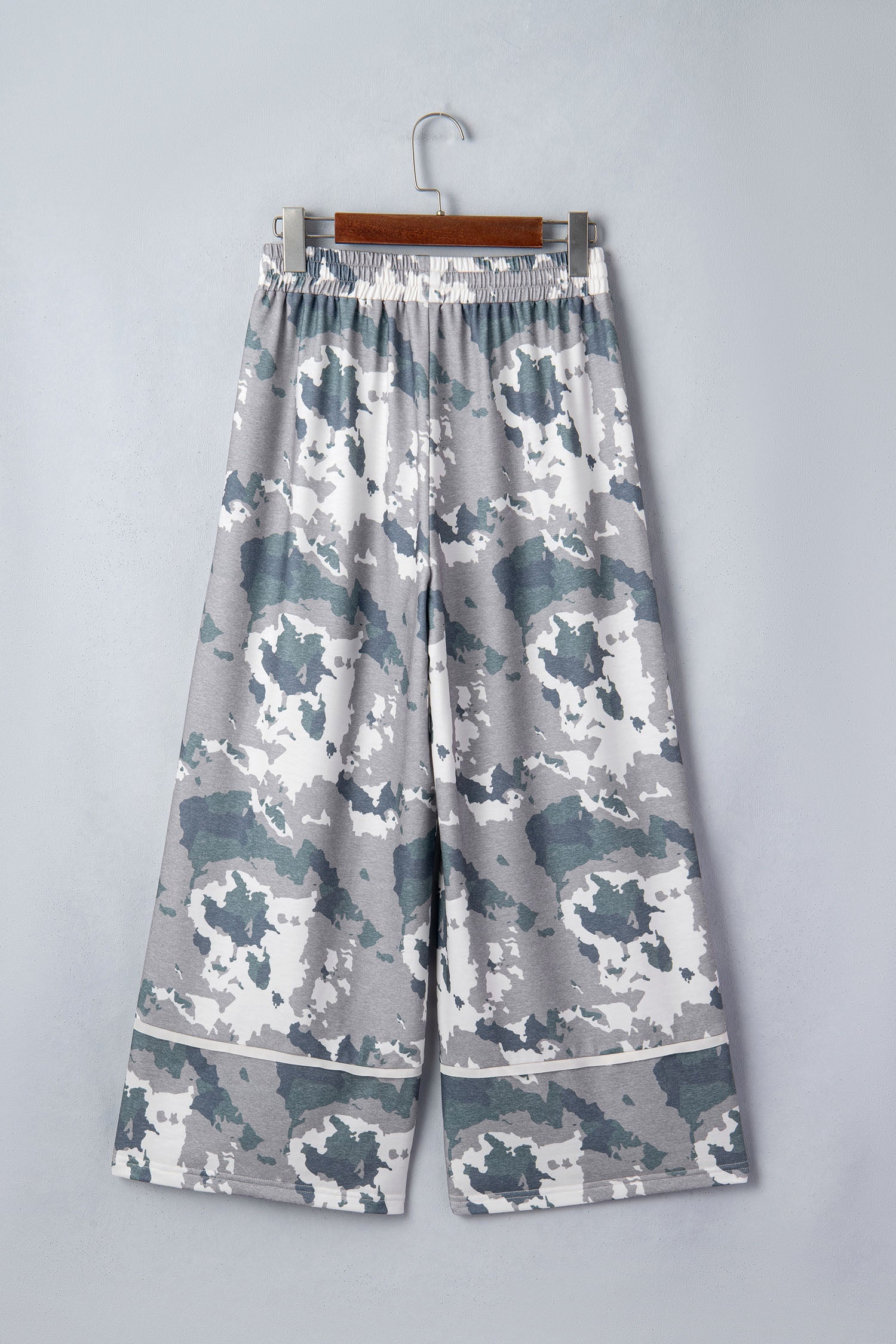 Women's Brown Camouflage Print Contrast Lace-up Raw Edge Pocketed Loose Trousers Cargo Pants at LivelyLooks